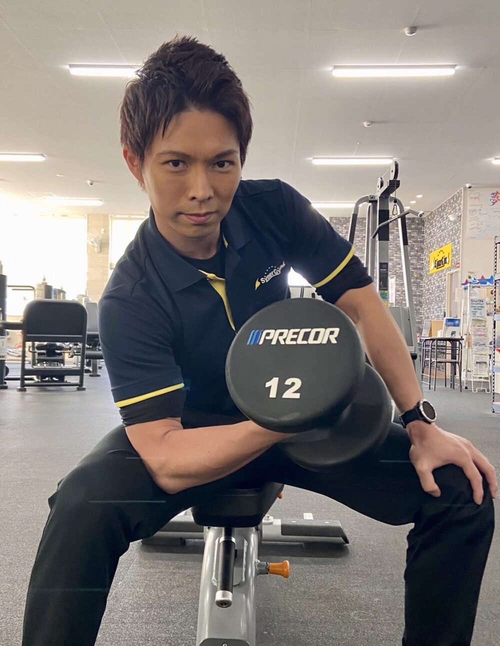 ダンベルを持つトレーナー